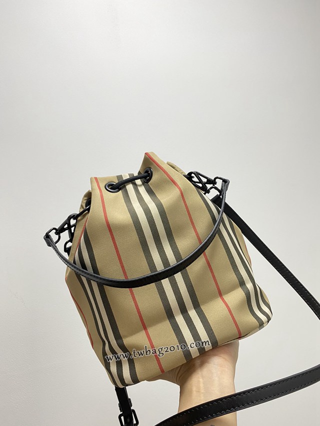 Burberry專門店新款皮肩帶收納小水桶包 巴寶莉經典休閒肩背女包 yxb1437